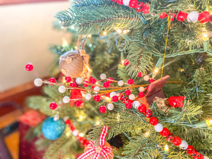 Arranjos florais vermelhos e brancos usados na árvore de Natal