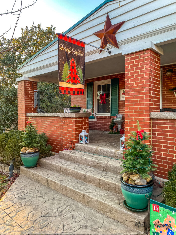 Varanda frontal e entrada de uma casa em estilo craftsman decoradas para o Natal