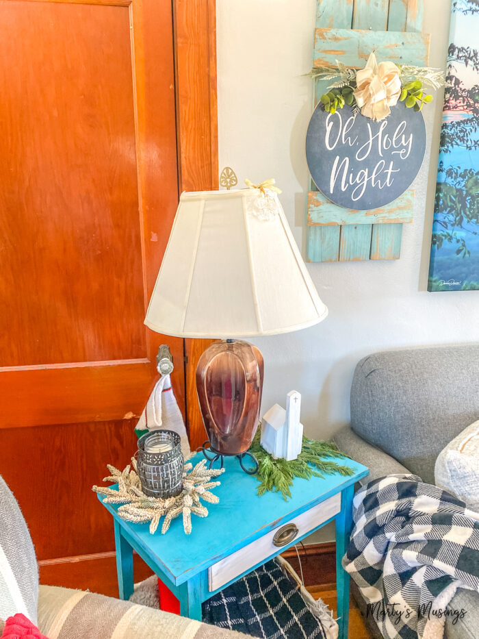 Abajur vintage marrom em cima de uma mesa lateral azul