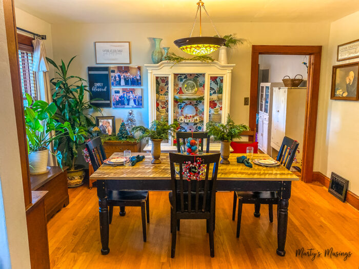 Casa em estilo craftsman decorada para o Natal com folhagens e decorações vintage