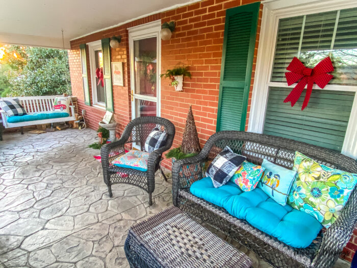 Varanda frontal em estilo craftsman decorada para o Natal com vermelho e verde