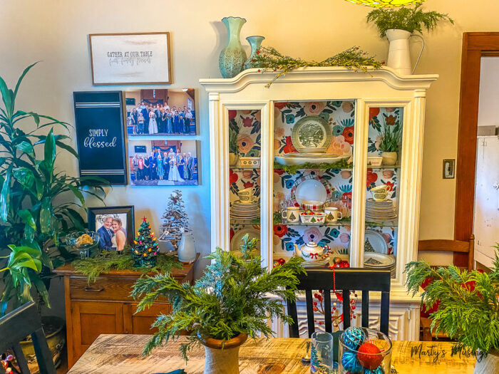 Sala de jantar de casa em estilo craftsman decorada para o Natal