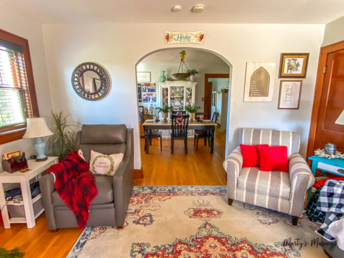 Casa em estilo craftsman com arco na sala decorada para o Natal