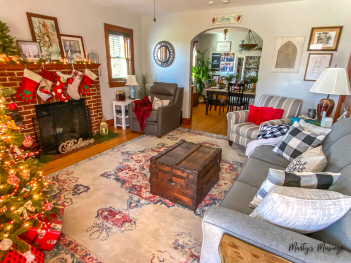 Sala de estar de casa em estilo craftsman decorada para o Natal com vermelho e verde tradicionais