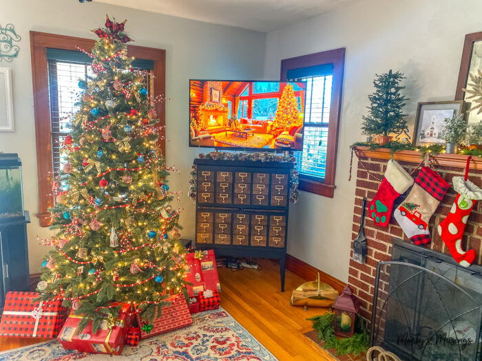 Árvore de Natal com enfeites vermelhos e azuis na sala de estar