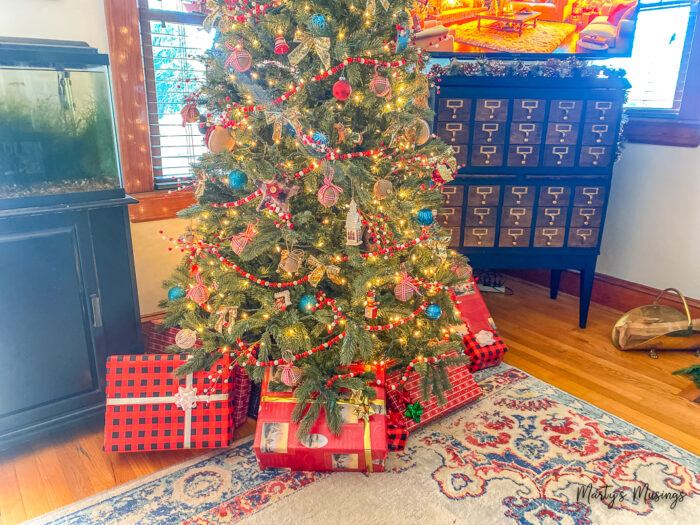 Árvore de Natal com xadrez buffalo vermelho e decorações tradicionais