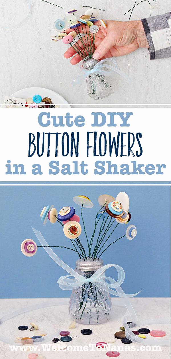 Uma pessoa segurando um pequeno saleiro cheio de flores de botão e uma imagem de um saleiro cheio de flores de botão com uma fita amarrada ao redor, contra um fundo azul.
