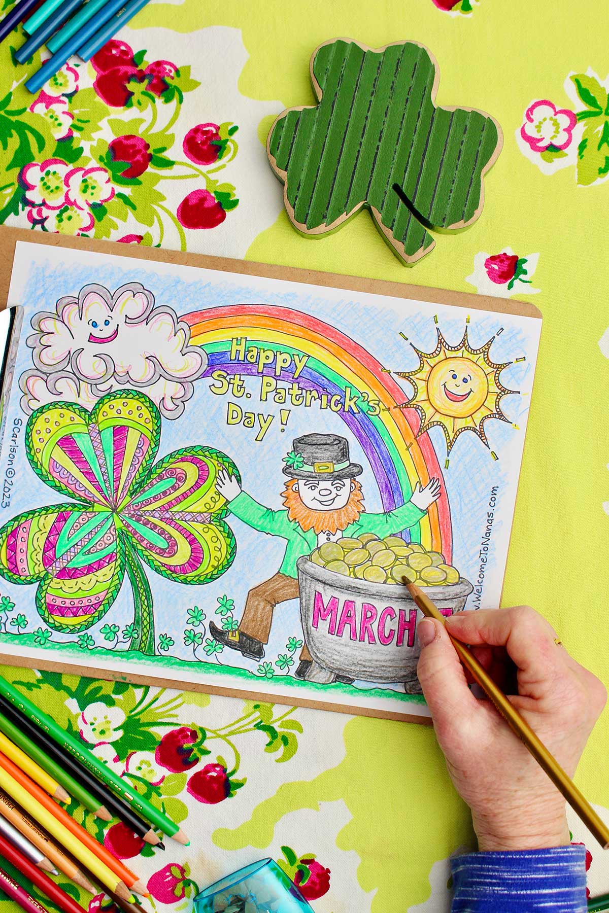 Dando os toques finais no pote de ouro na folha de colorir do Dia de São Patrício.