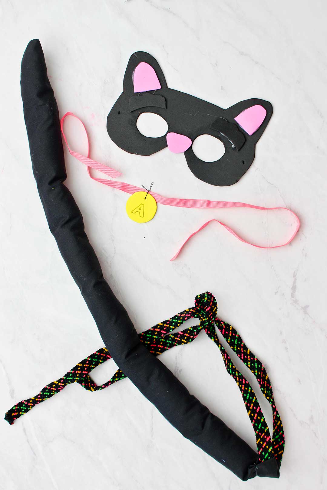 Máscara de gato preto, colar e cauda.