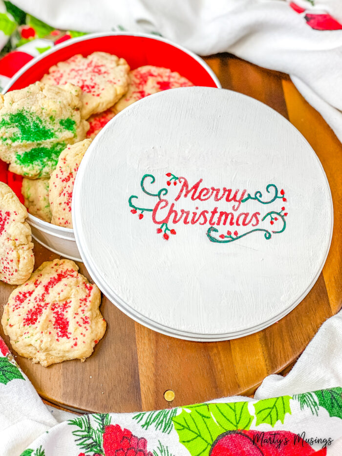 Lata pintada de Feliz Natal com biscoitos de açúcar