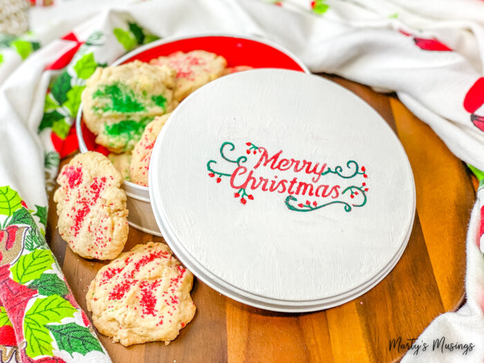 Lata branca de Feliz Natal com biscoitos de açúcar dentro