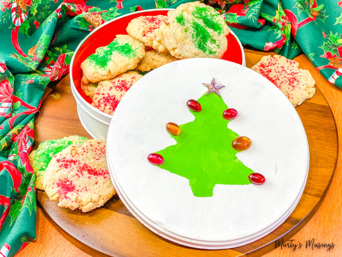 Lata com árvore de Natal pintada e biscoitos de açúcar