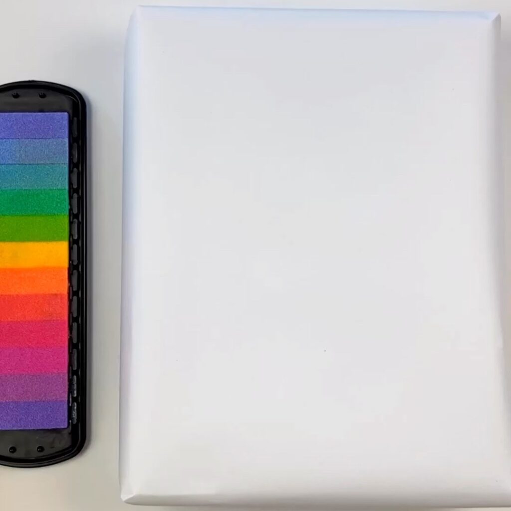 Começando nosso papel de presente de Natal feito em casa: temos um pacote em branco aqui