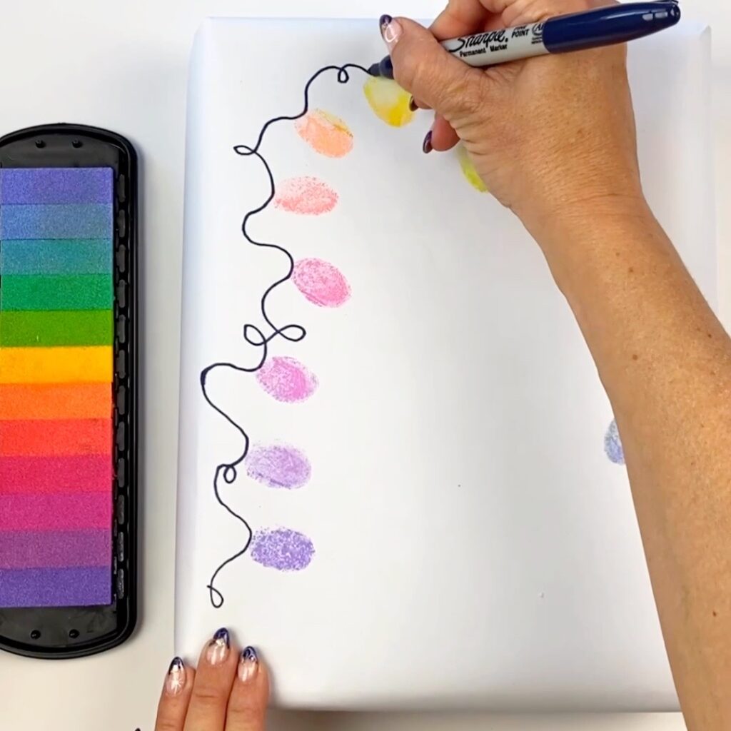 Desenhando o fio de luzes de Natal com uma Sharpie