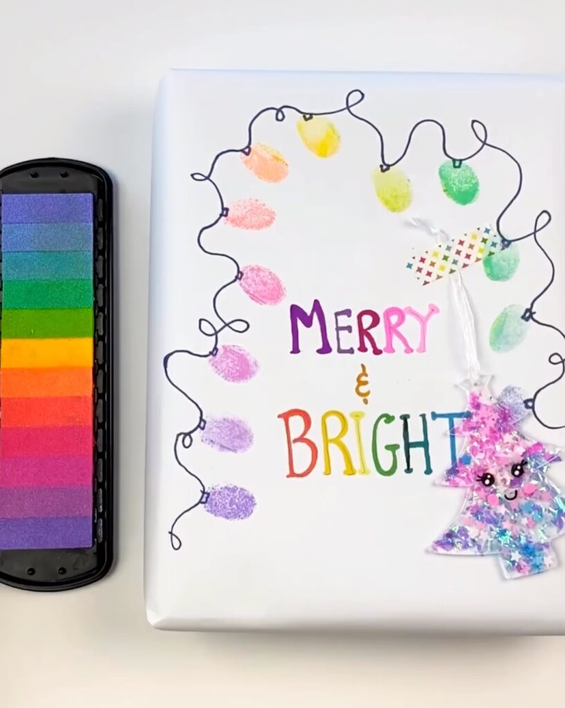 Papel de presente de Natal DIY completo com um enfeite anexado