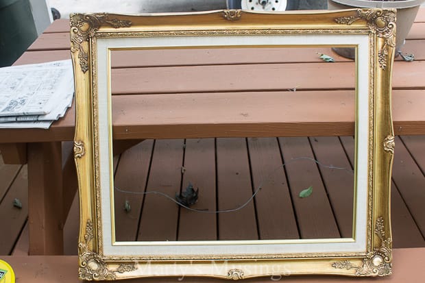 Moldura vintage com detalhes intrincados em dourado