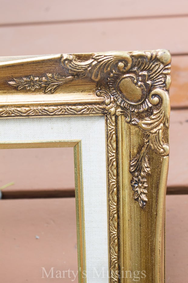 Close up de moldura vintage dourada
