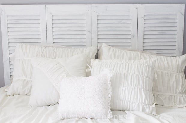 Uma cama grande em um quarto