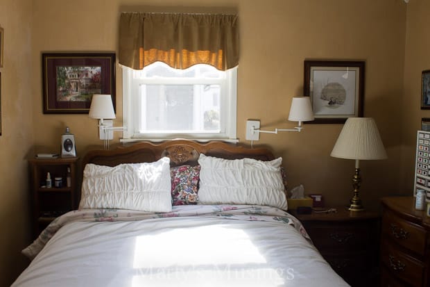 Um quarto com uma cama e uma escrivaninha em um quarto de hotel