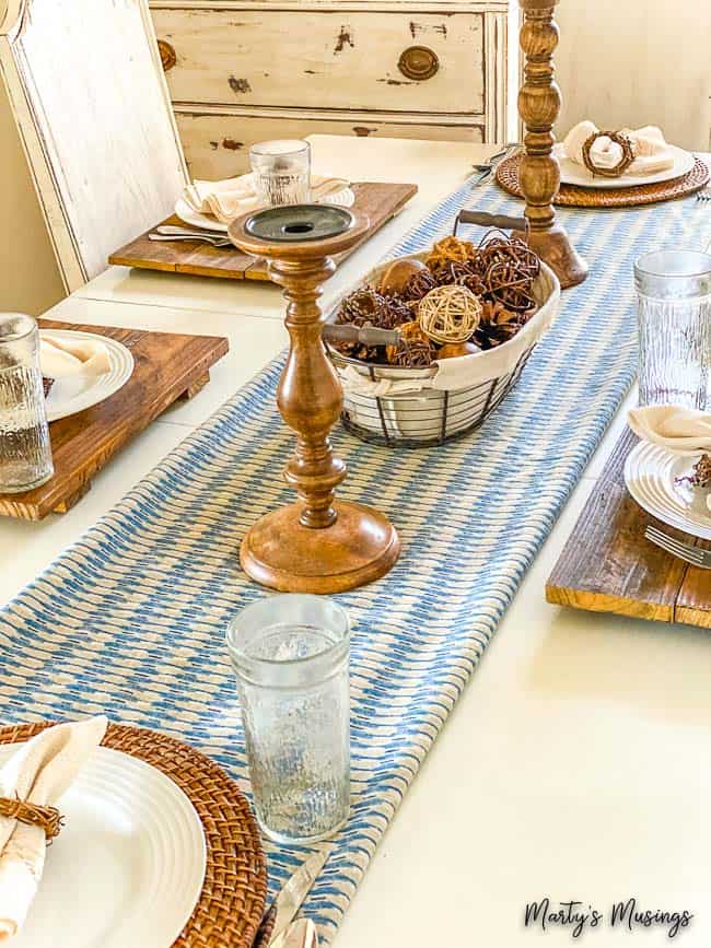 toalha vintage dobrada como caminho de mesa com detalhes em madeira