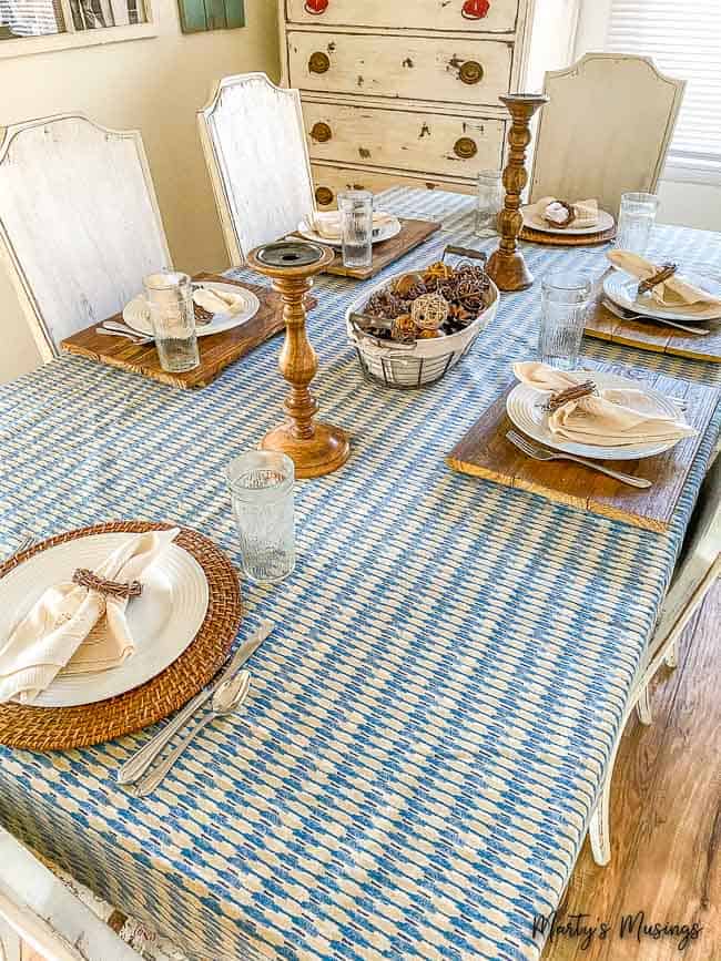 toalha vintage azul usada como toalha de mesa com acessórios de madeira