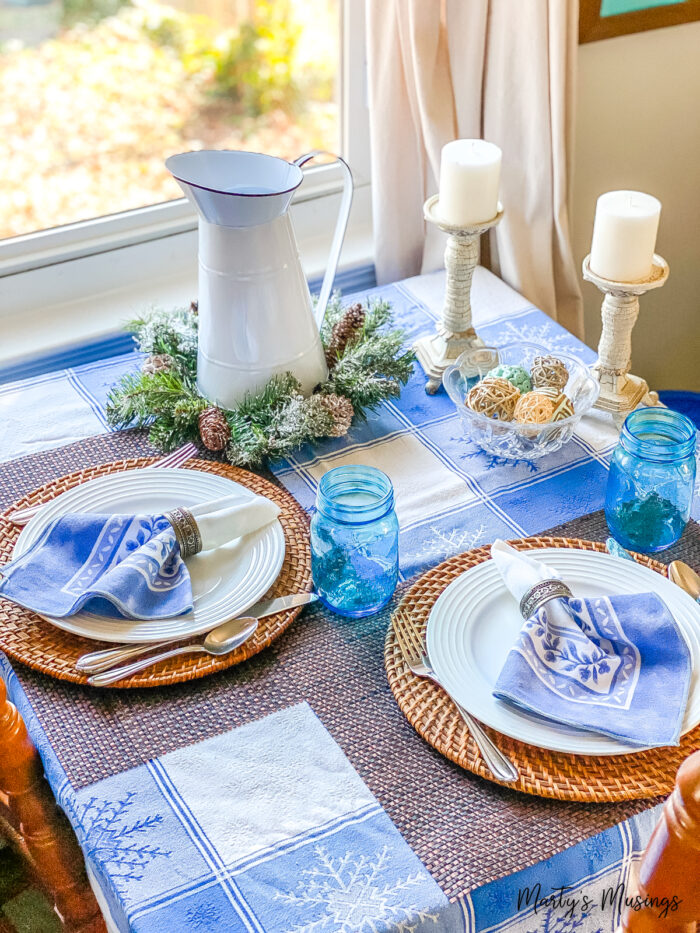 mesa pequena com toalha de neve e detalhes azuis