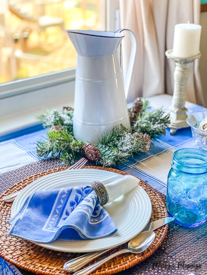 toalha de mesa azul de inverno com detalhes azuis em mesa de jantar pequena