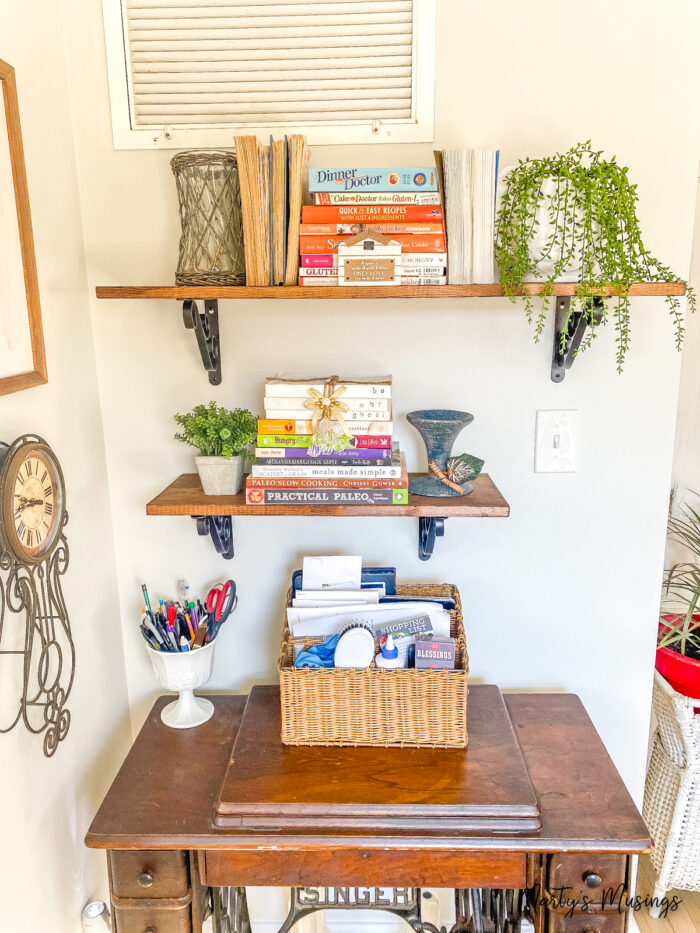 prateleiras cheias de decorações de inverno e livros