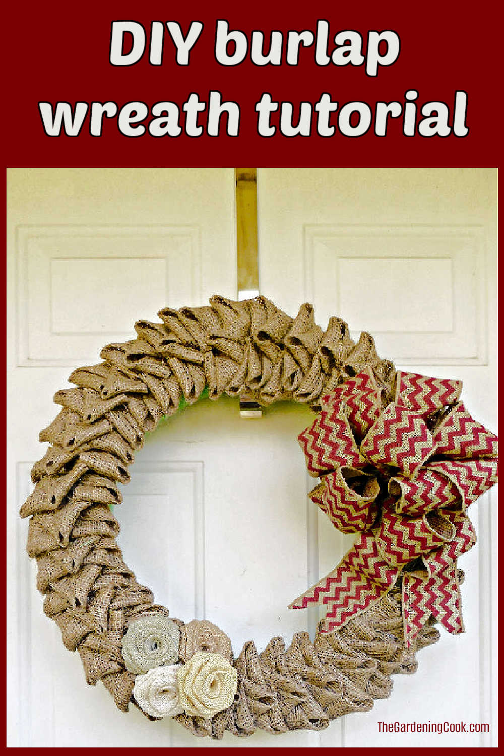 Uma guirlanda de juta pendurada em uma porta da frente. Texto vermelho sobreposto lê Tutorial de guirlanda de juta DIY.
