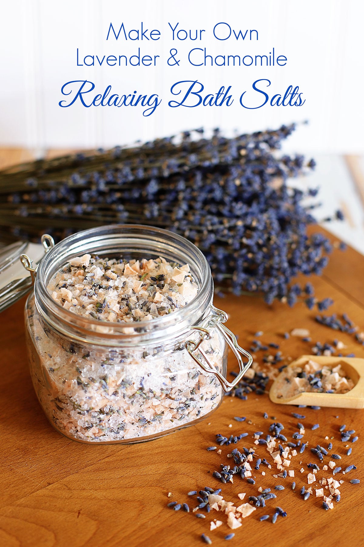 Aprenda a fazer sais de banho de lavanda de forma econômica em casa. Esses belos sais de banho de lavanda são simples de fazer e um presente maravilhoso para oferecer durante as festas, no Dia das Mães ou como lembrancinhas de casamento. Veja como fazê-los aqui.
