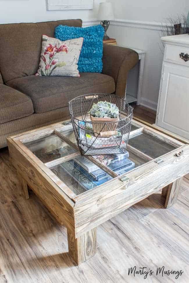 Uma sala de estar cheia de móveis e uma lareira