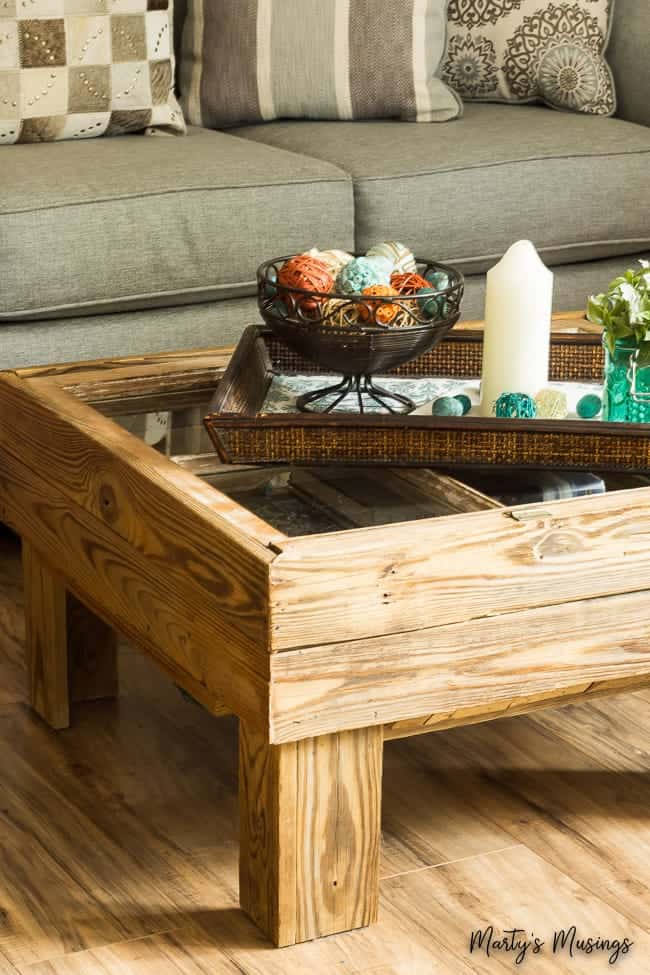 Este tutorial de faça você mesmo explica como fazer uma mesa de janela com visual rústico por praticamente nada. Uma ótima ideia de móvel para o estilo shabby chic reaproveitado. mesa de janela rústica com decoração em bandeja no topo
