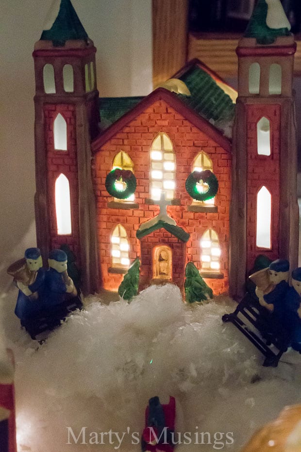 Igreja de vila em miniatura coberta de neve