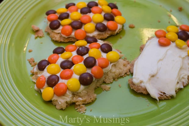 Comida em um prato, com cookie e shortbread