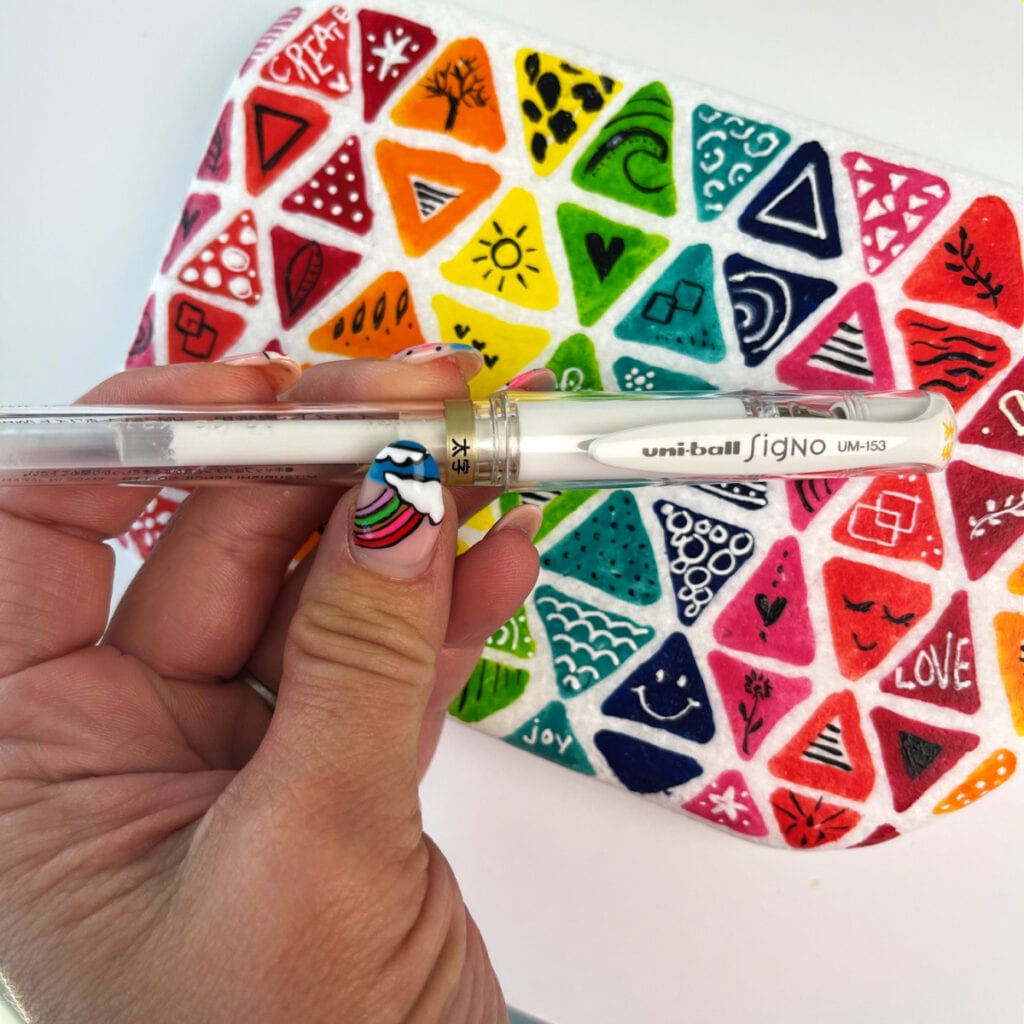 Branco que é usado para criar os contornos brancos e doodling em cores escuras