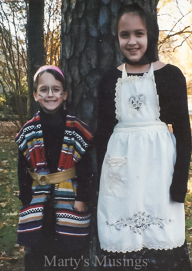 Um casal de pessoas posando para a câmera
