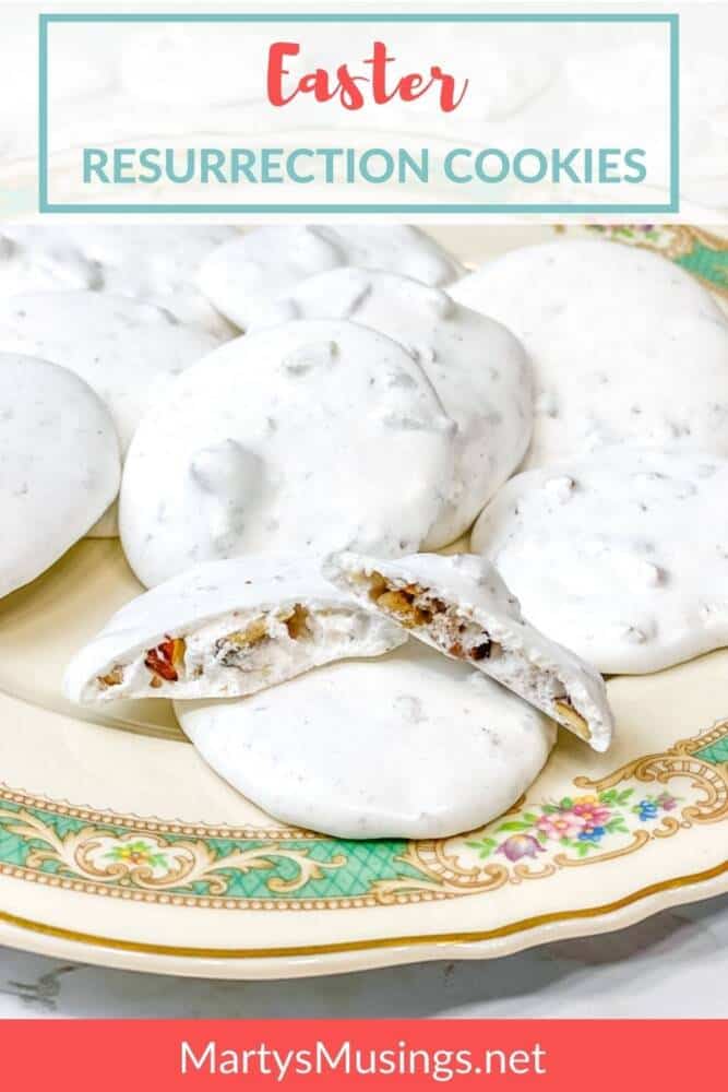 Biscoitos da Ressurreição de Páscoa em um prato vintage com biscoito de merengue branco