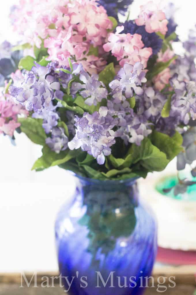Um close de um vaso com uma flor roxa
