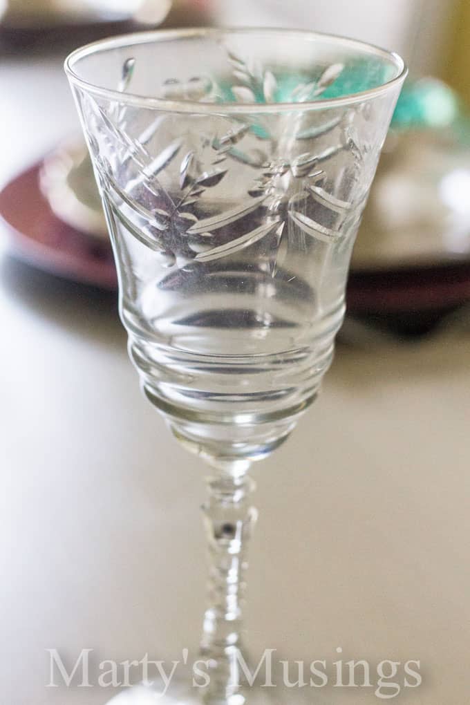 Um copo de vidro sobre uma mesa, com Jar