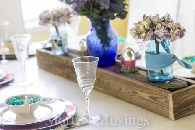 Um vaso de flores sobre uma mesa