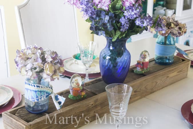 Um vaso de flores sobre uma mesa