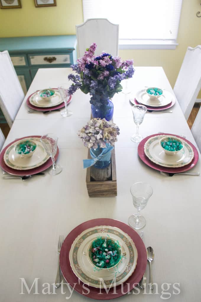 Uma mesa de jantar com um prato de comida, com Kitchen and Paint