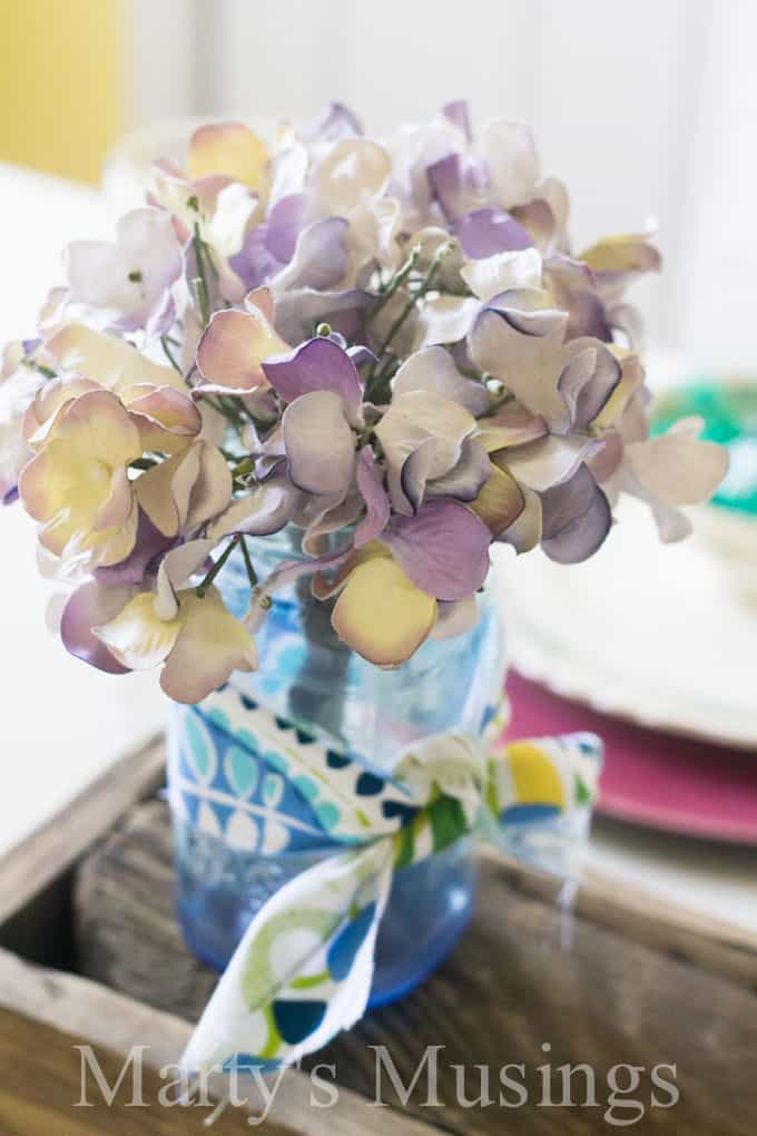 Um vaso cheio de flores sobre uma mesa