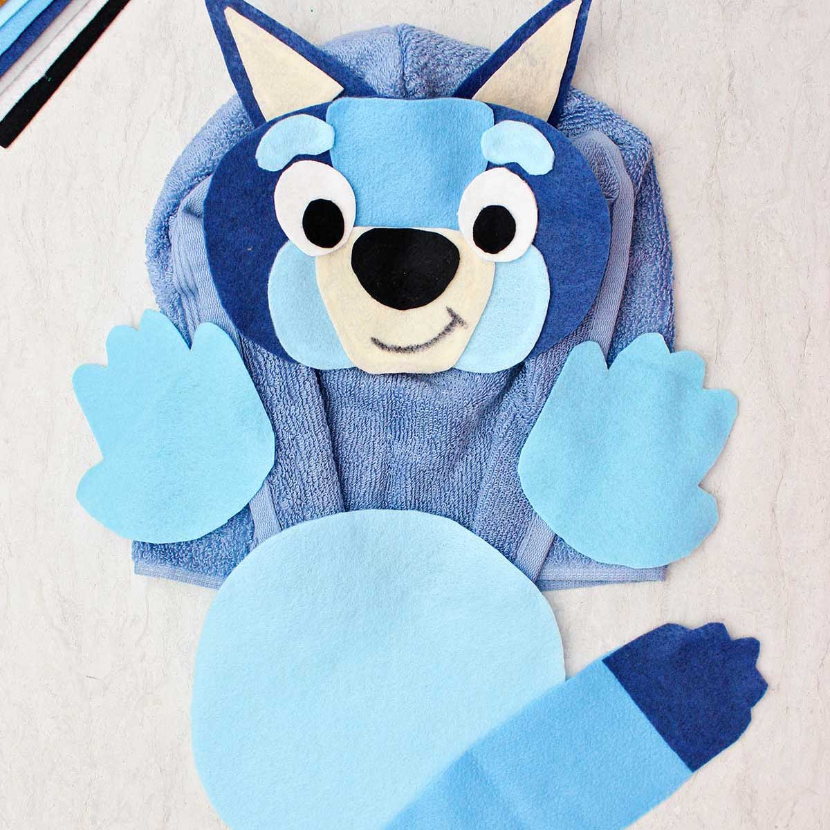 Uma fantasia de Halloween de curandeiro azul feita de feltro e uma toalha de algodão azul.