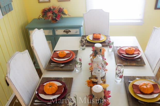 Comida em uma mesa, com o jantar de Ação de Graças