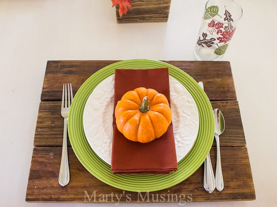 Uma salada em cima de uma mesa de madeira, com o jantar de Ação de Graças