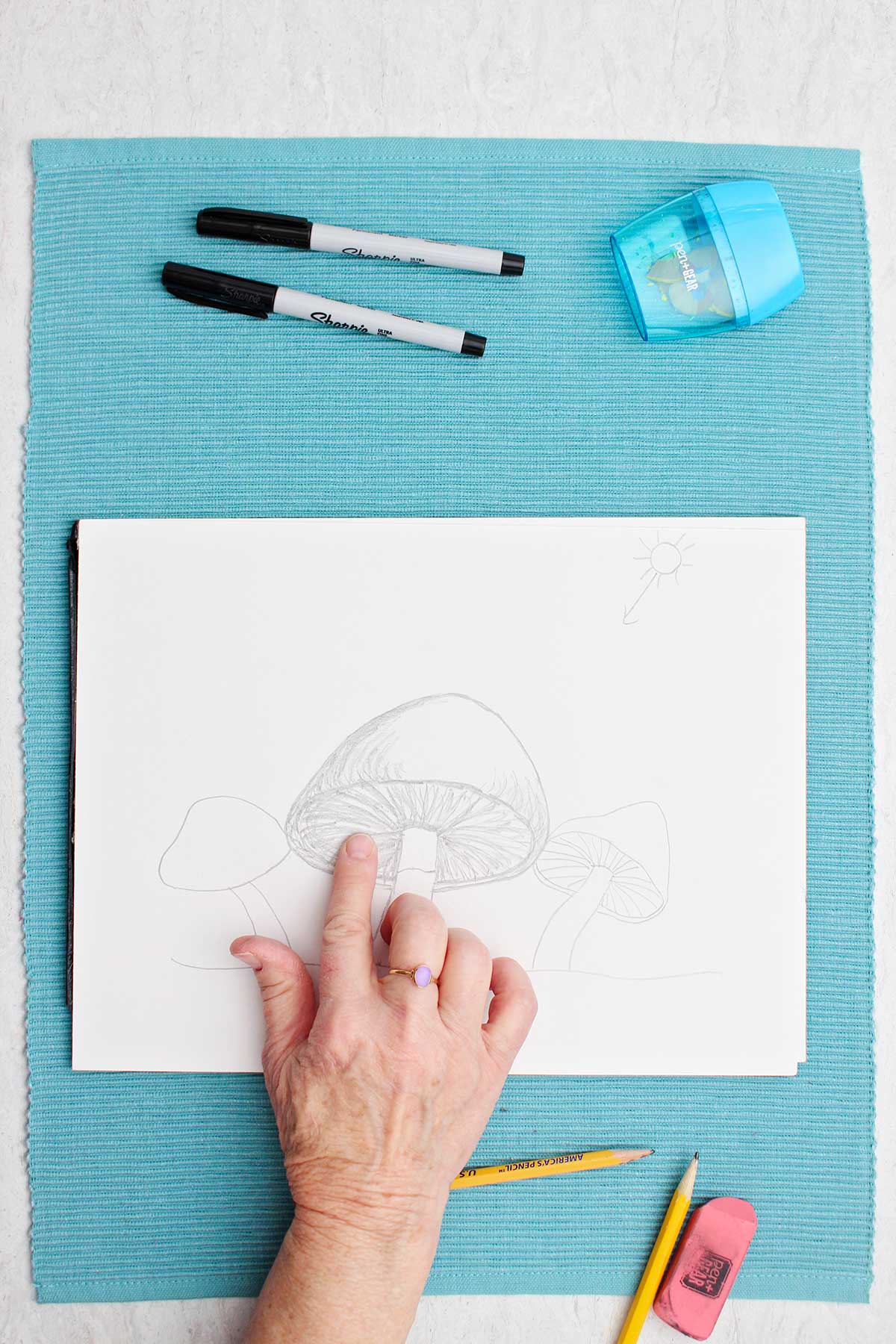 Um esboço a lápis de um cogumelo, o artista borrando a sombra
