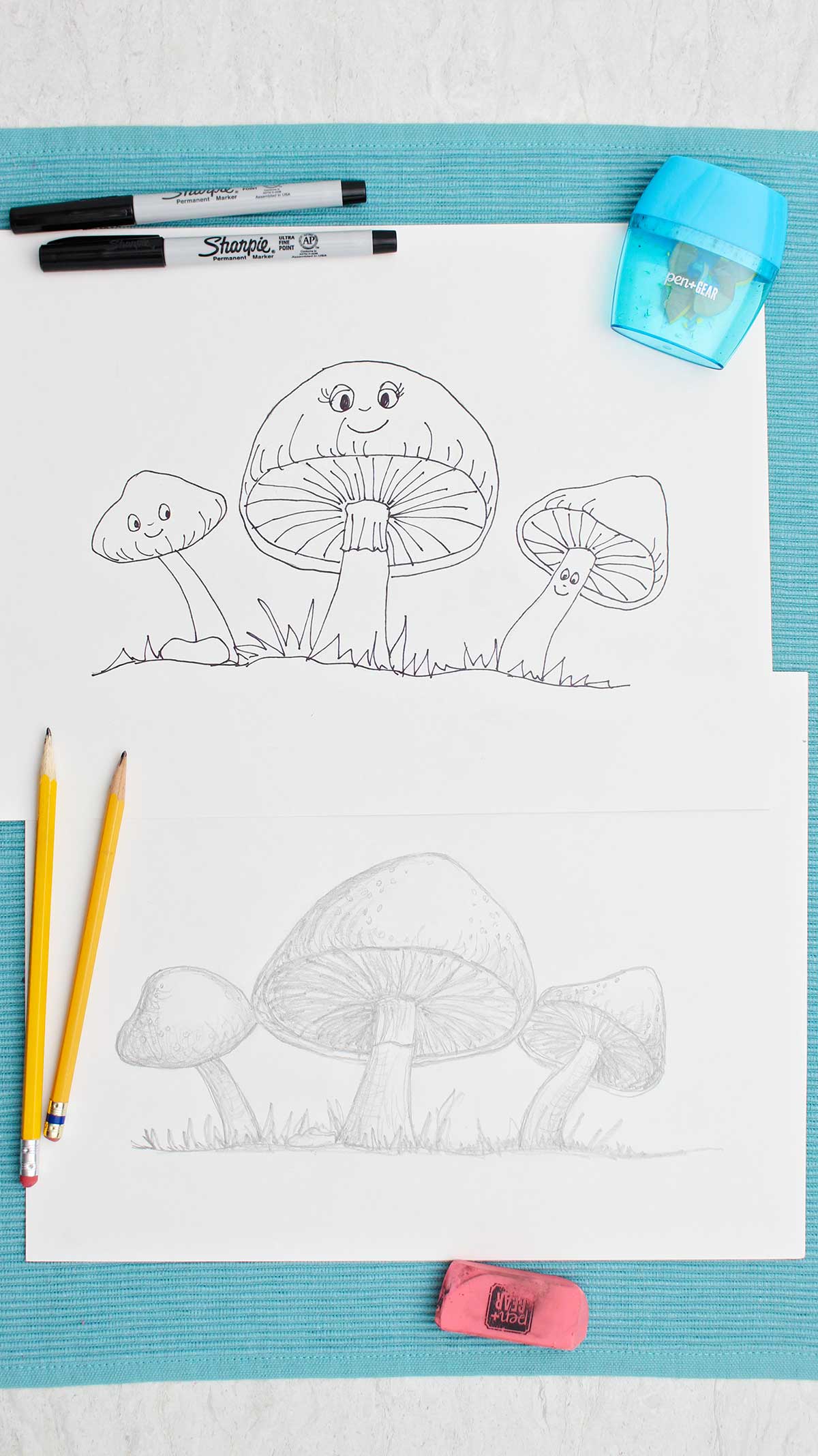 Um desenho de cogumelo em dois estilos diferentes com lápis e canetas