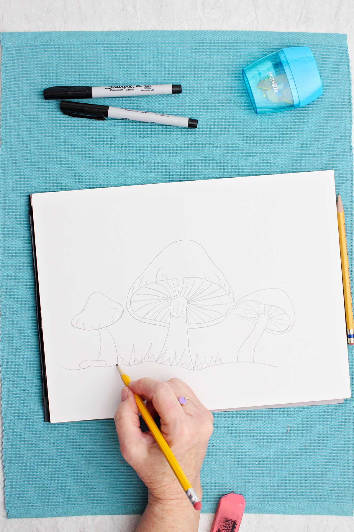 Um desenho a lápis de um cogumelo