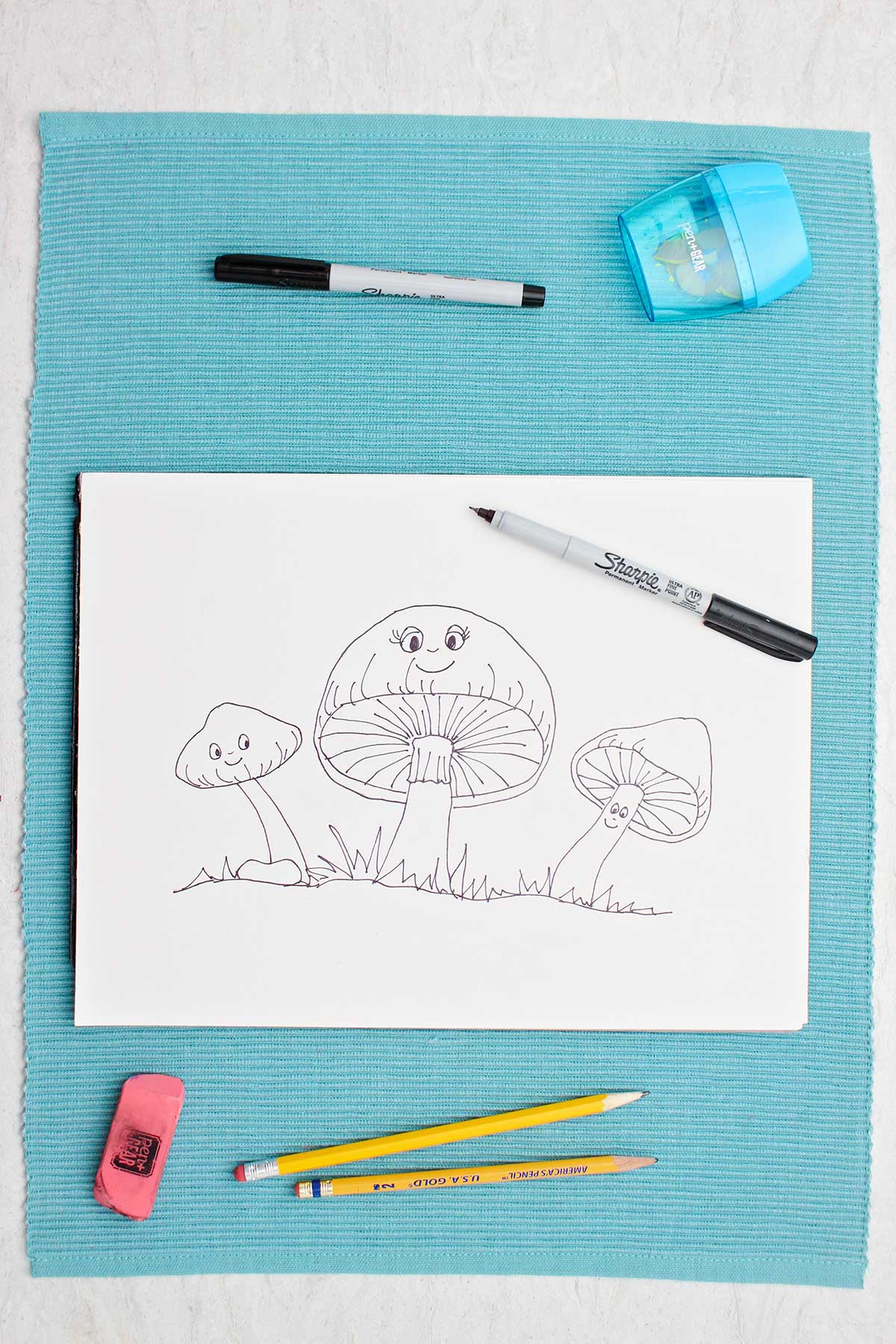 Um desenho a caneta de cogumelos fofos com rostos